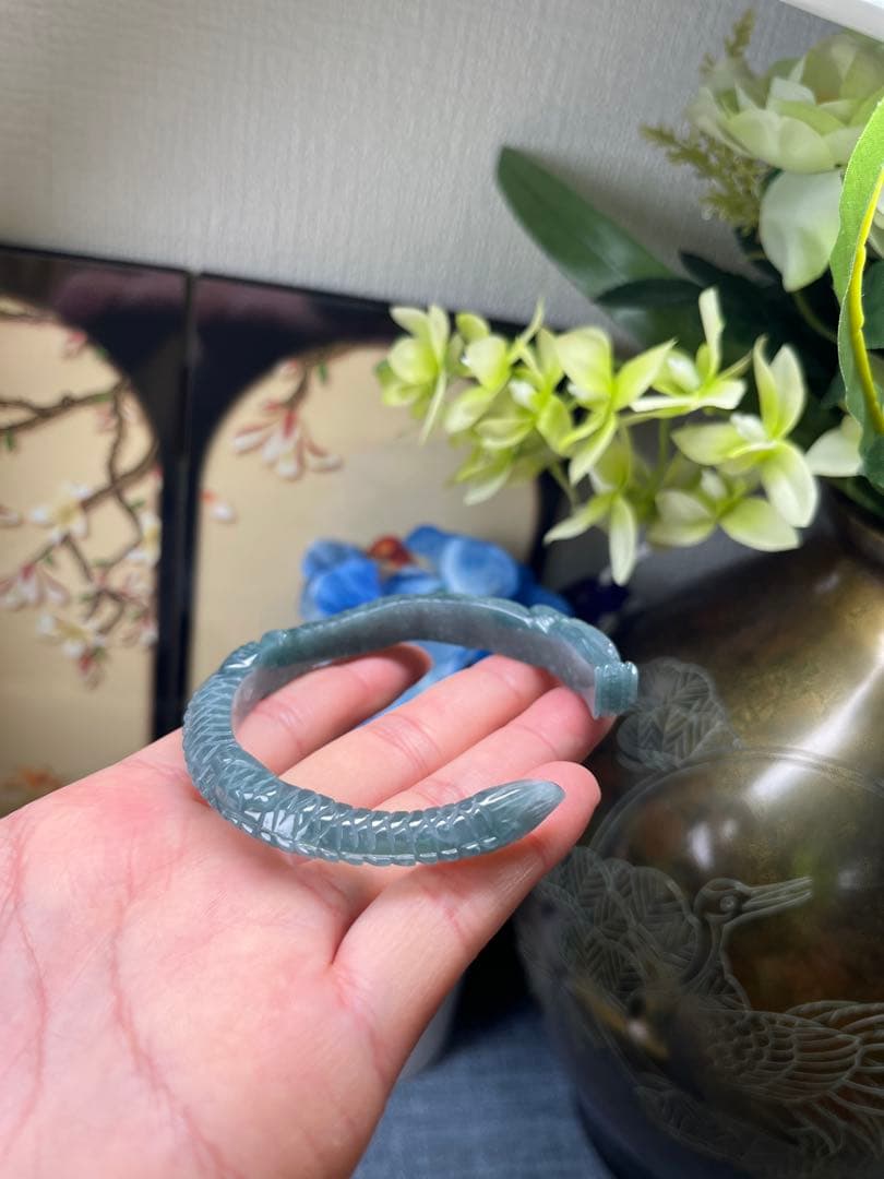凛々しい❣️天然A貨翡翠　リアル品、氷藍水龍神様彫りバングル　鑑定書付き