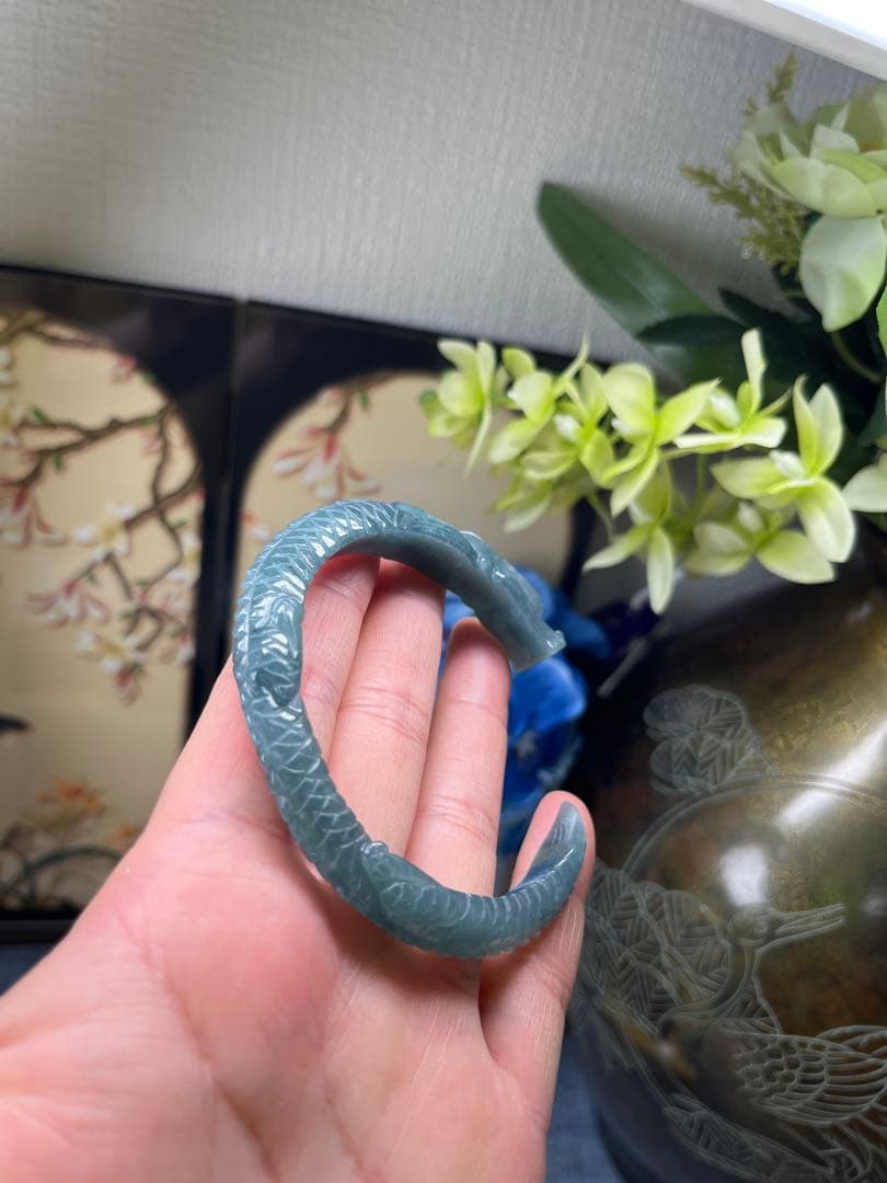 凛々しい❣️天然A貨翡翠　リアル品、氷藍水龍神様彫りバングル　鑑定書付き