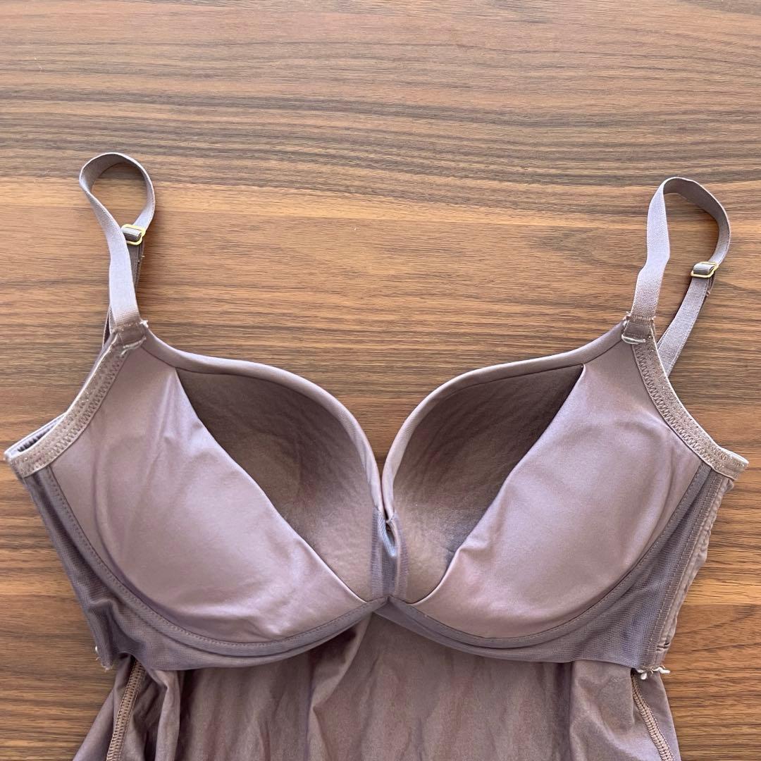【美品】ESS by モカ　Curving Line Bra Camisole