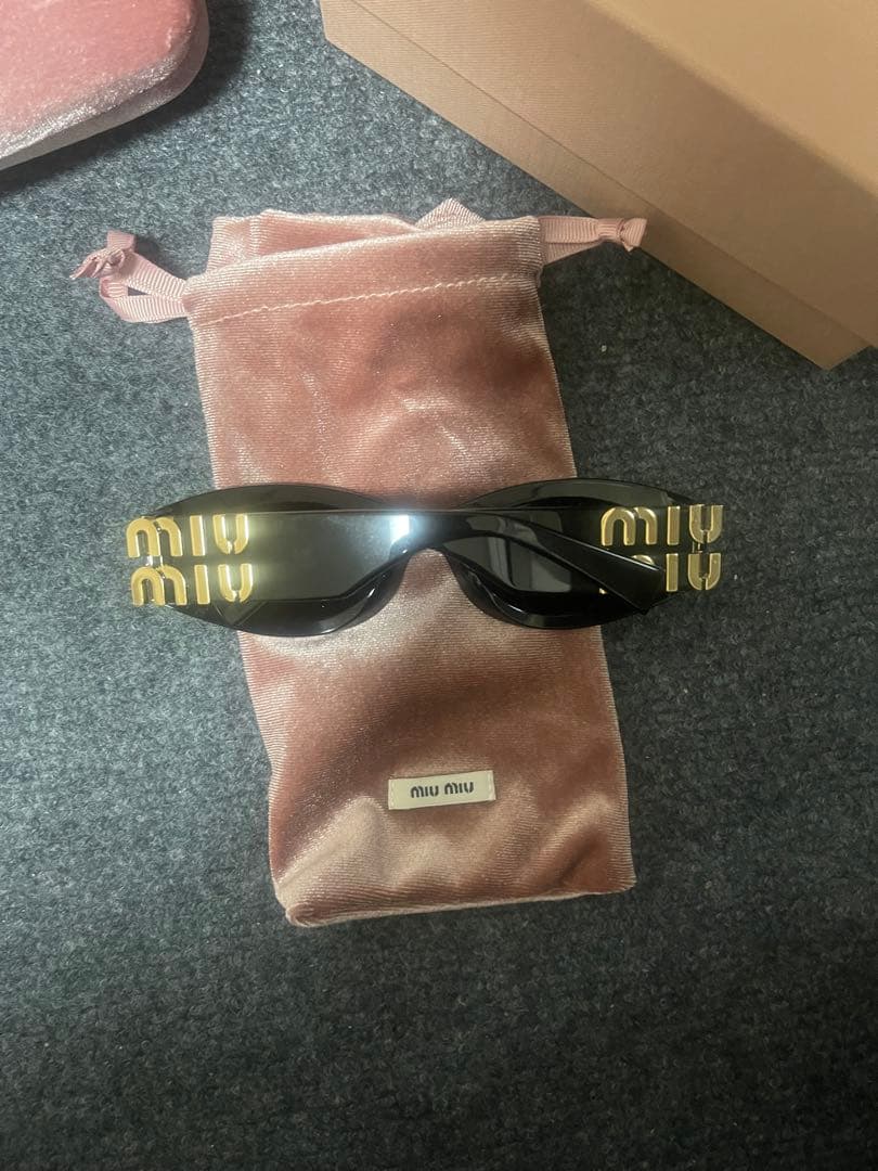登坂着用　miu miu サングラス