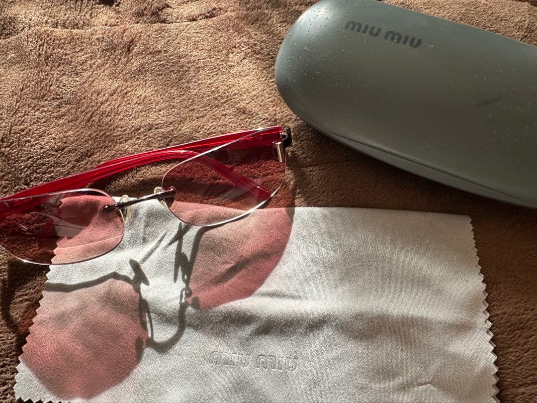 miumiu サングラス　リムレス　レッド