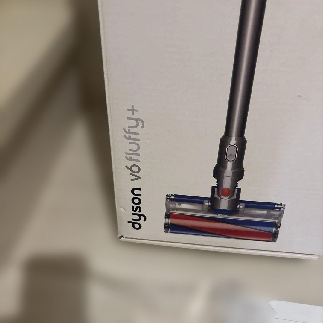 dyson v6fluffy+ スティッククリーナー本体と付属品　美品