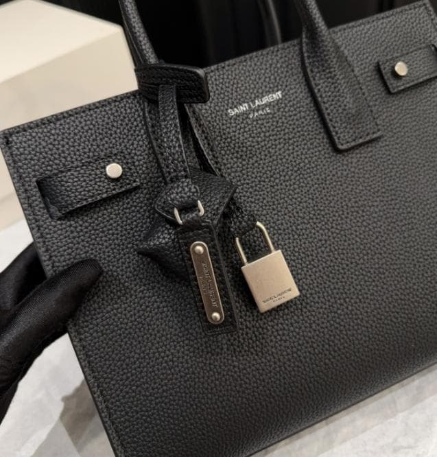 SAINT LAURENT 黒 レザーハンドバッグ