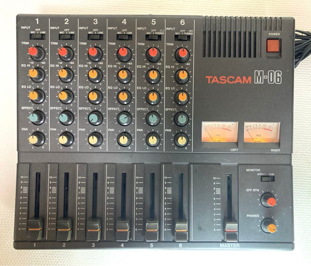TASCAM M-06 アナログミキサー