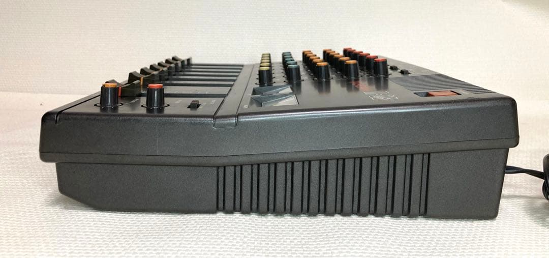 TASCAM M-06 アナログミキサー