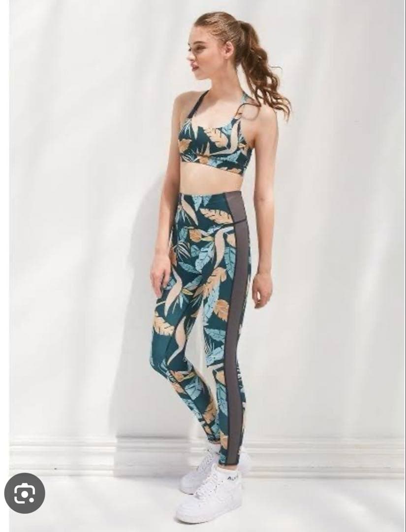 ALEXIA STAM バッククロス クロップドトップ & レギンスセット