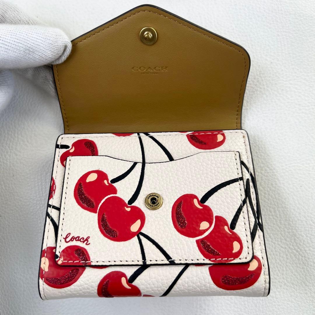 【未使用級】COACH 三つ折り財布 ウィン ウォレット チェリー さくらんぼ