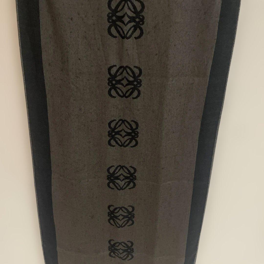 LOEWE茶色がかったグレーと黒のストール　woolとsilk素材