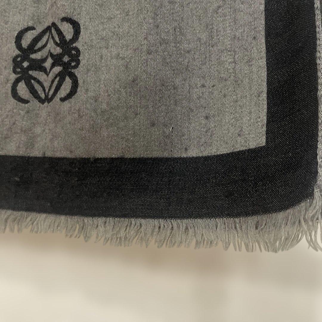 LOEWE茶色がかったグレーと黒のストール　woolとsilk素材