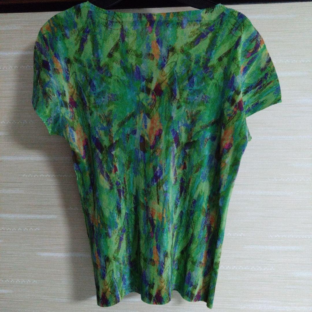 プリーツプリーズ半袖 Tシャツ 緑系 多色使い