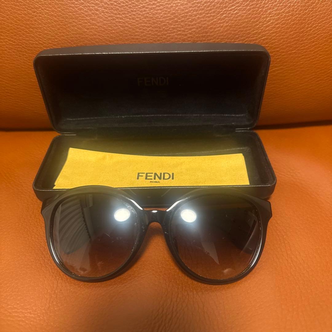FENDI ラウンド型サングラス ブラック ケース付き