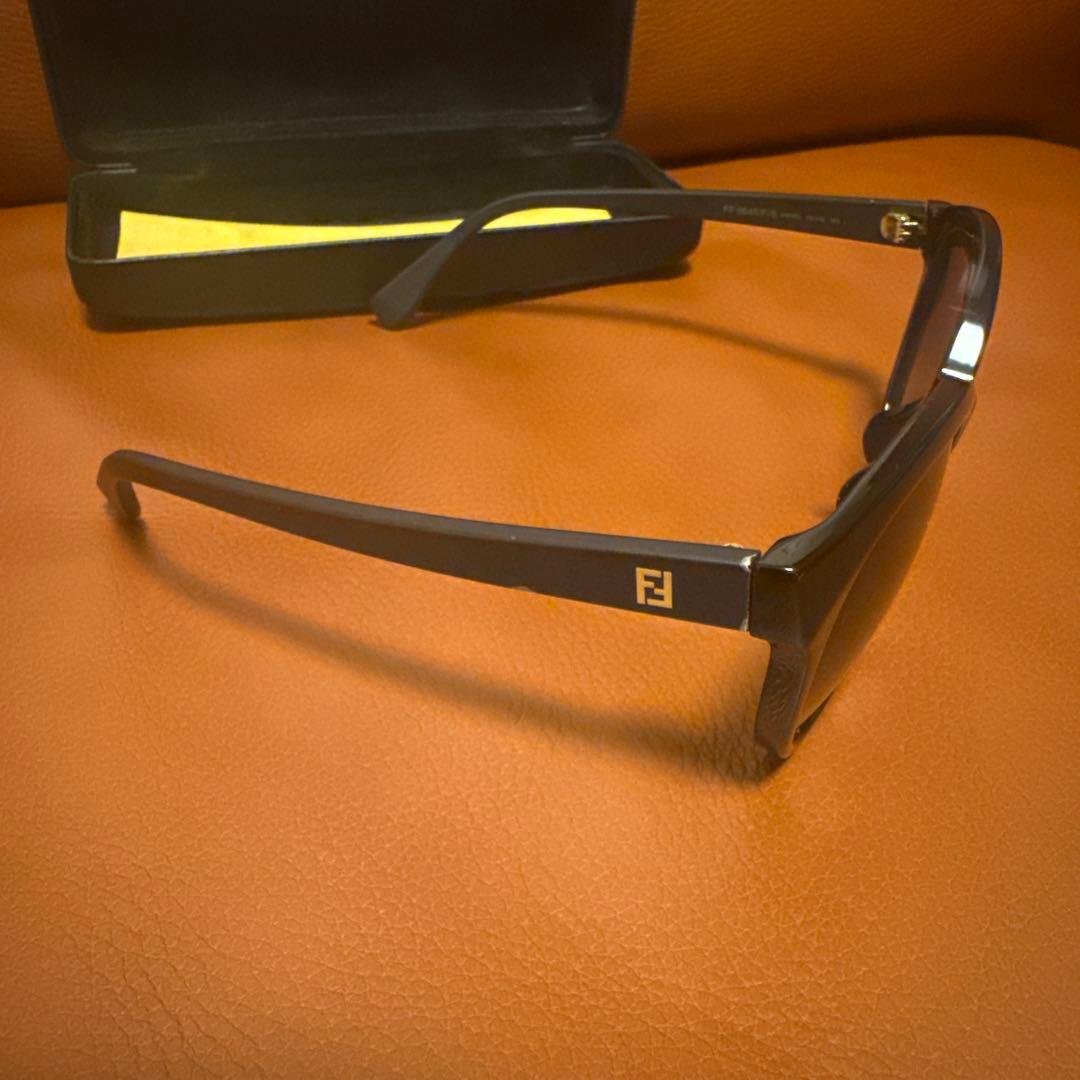 FENDI ラウンド型サングラス ブラック ケース付き