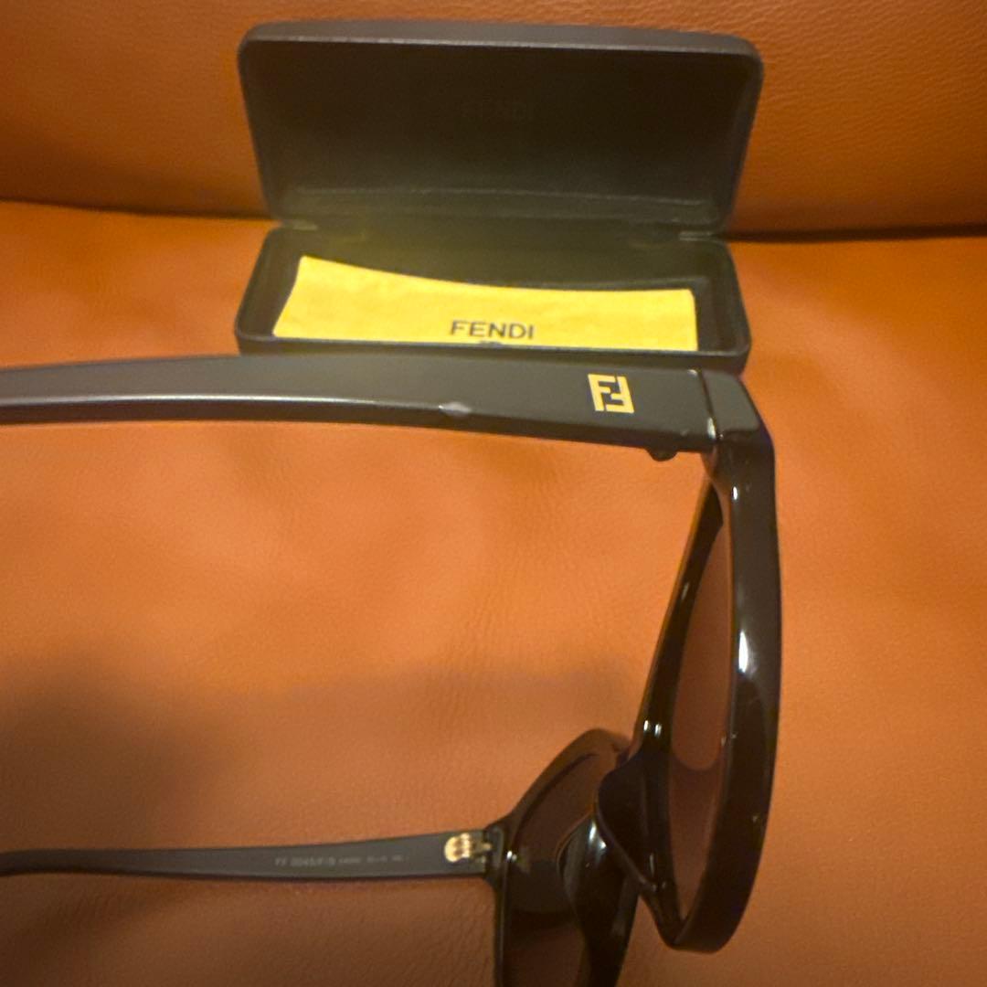 FENDI ラウンド型サングラス ブラック ケース付き