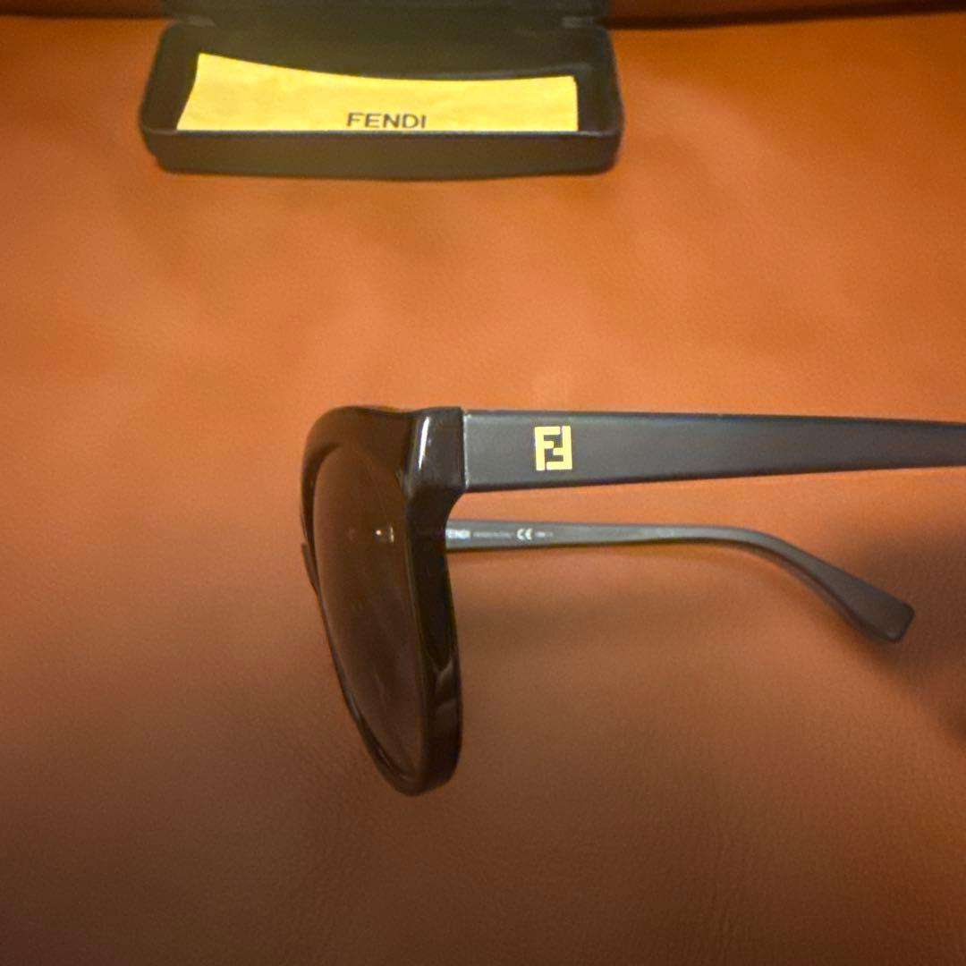 FENDI ラウンド型サングラス ブラック ケース付き