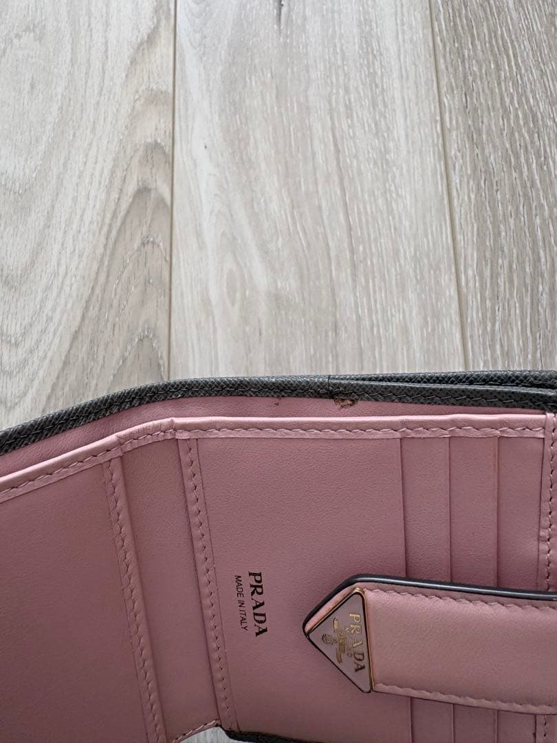 プラダ　PRADA サフィアーノ　タブ　二つ折り財布　ウォレット　ピンク　グレー