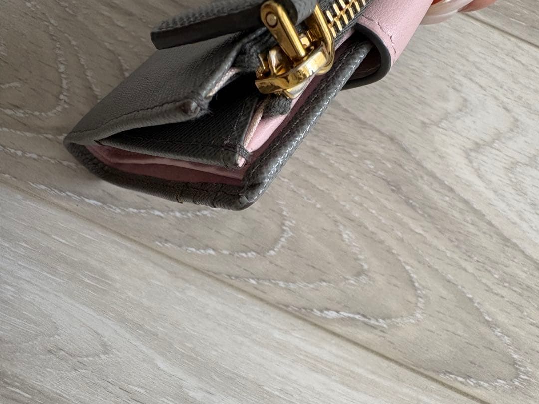 プラダ　PRADA サフィアーノ　タブ　二つ折り財布　ウォレット　ピンク　グレー