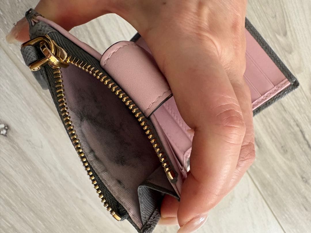 プラダ　PRADA サフィアーノ　タブ　二つ折り財布　ウォレット　ピンク　グレー