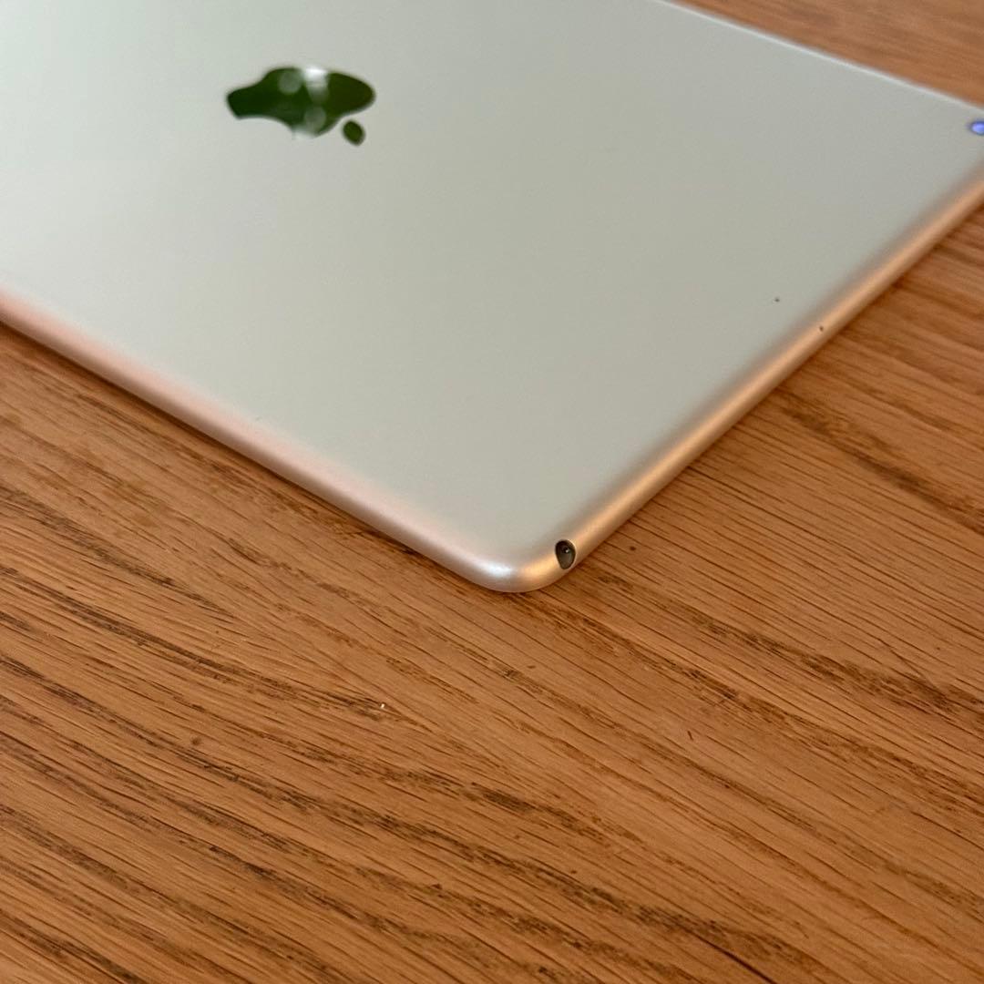 R*0様 Apple iPad Air 第3世代256GB Wi-Fiモデル　シ