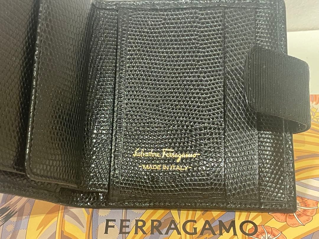 【専用】Salvatore Ferragamoヴァラ 折財布 型押しレザー