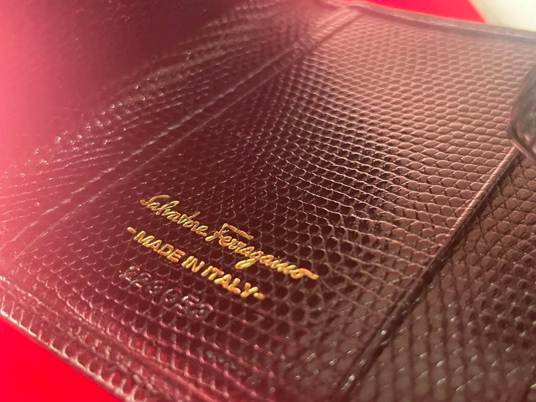 【専用】Salvatore Ferragamoヴァラ 折財布 型押しレザー