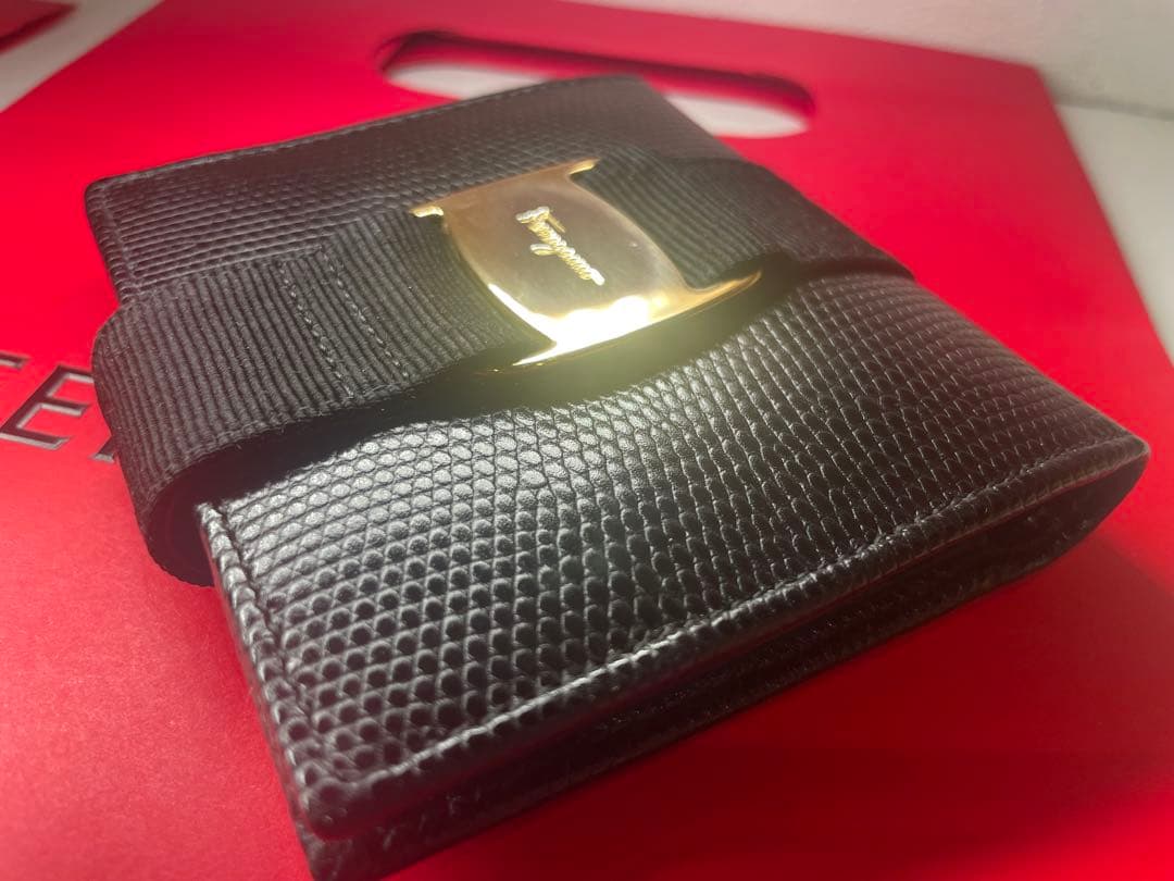 【専用】Salvatore Ferragamoヴァラ 折財布 型押しレザー