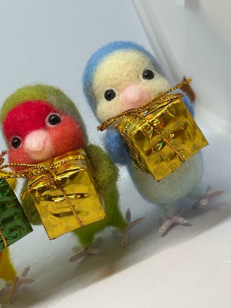 liliページ クリスマスツリーにコザクラインコ