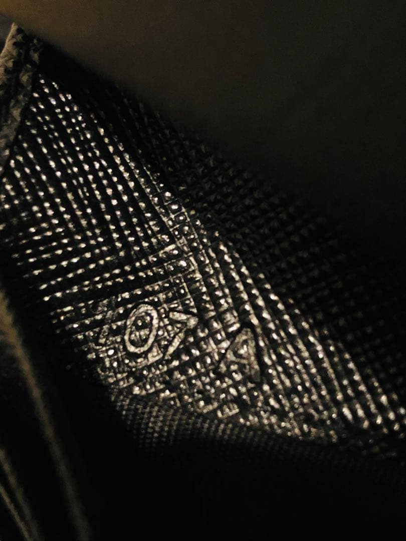 PRADA サフィアーノレザー 二つ折り財布 ブラックICチップ(RFID)搭載