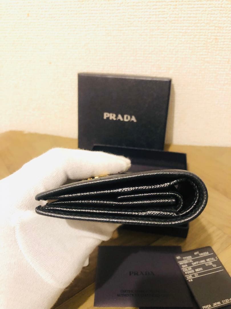 PRADA サフィアーノレザー 二つ折り財布 ブラックICチップ(RFID)搭載