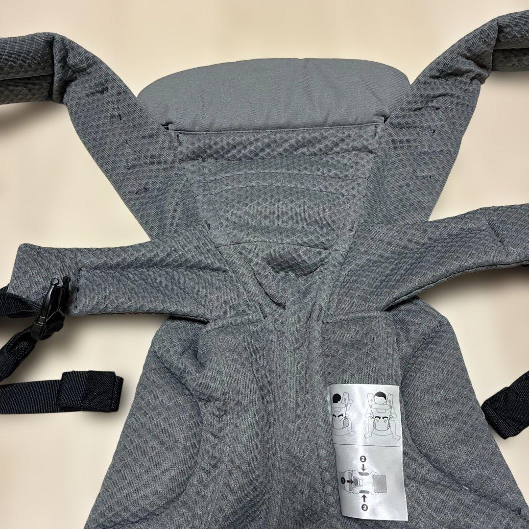 美品！エルゴオムニブリーズ　グラファイトグレー　抱っこ紐　ergobaby