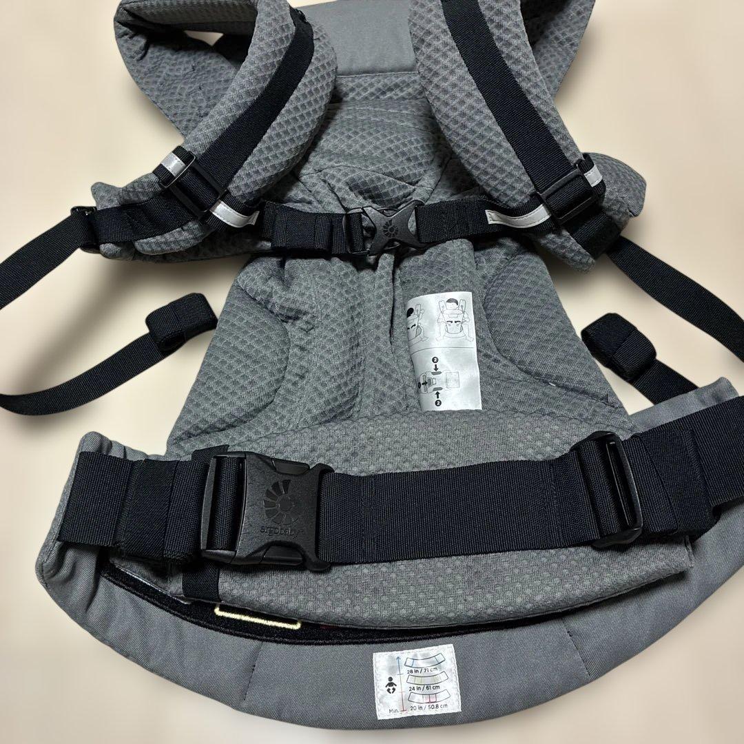 美品！エルゴオムニブリーズ　グラファイトグレー　抱っこ紐　ergobaby