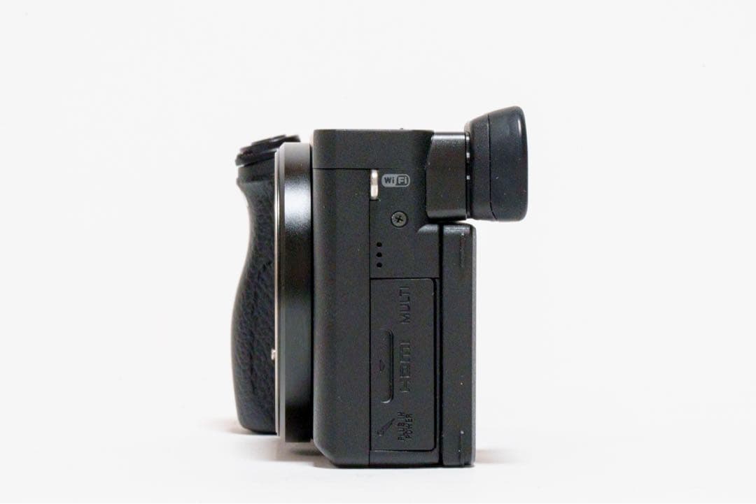 【美品】SONY α6400 ミラーレスカメラ（ボディのみ） ILCE-6400