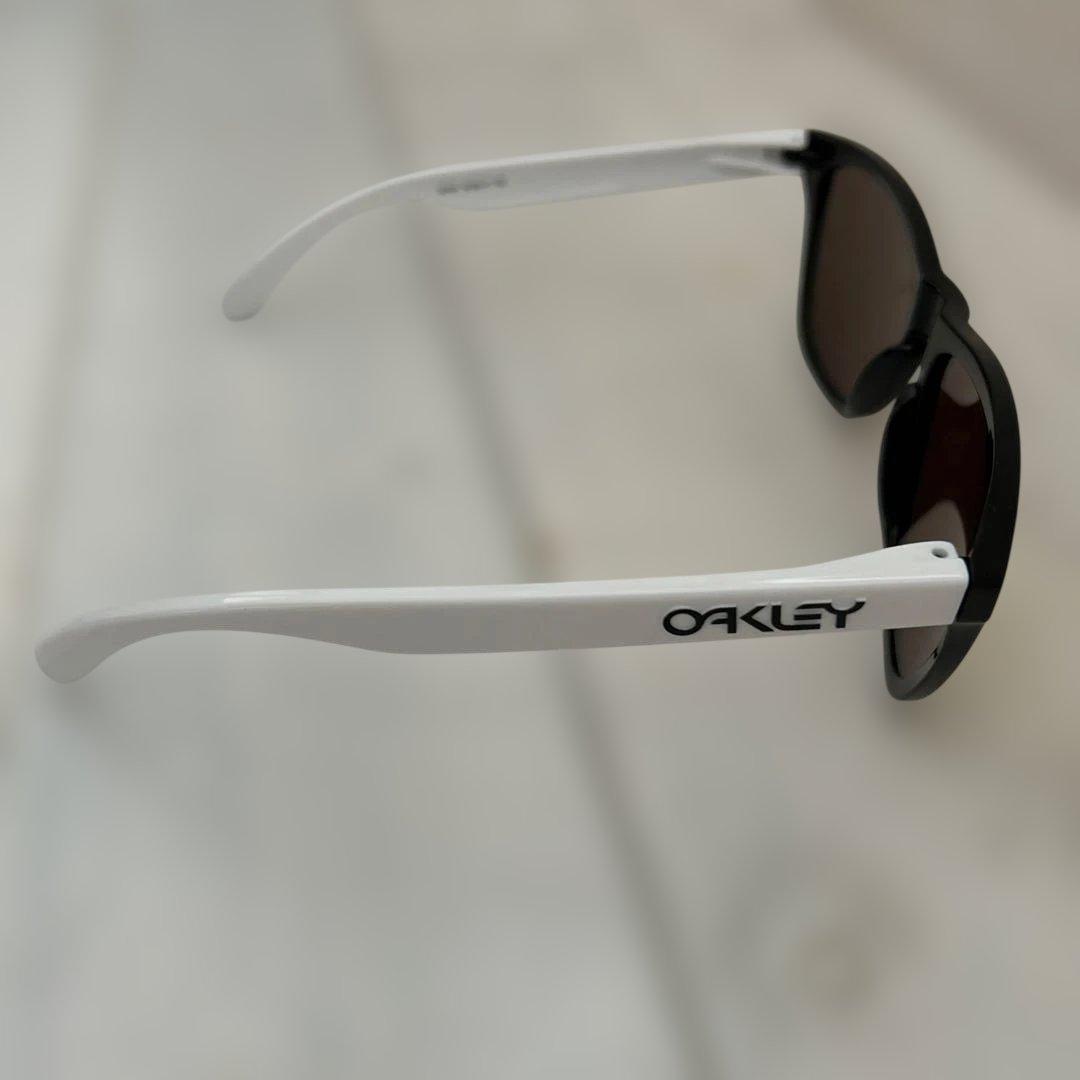 OAKLEY フロッグスキン ブラック/ホワイト