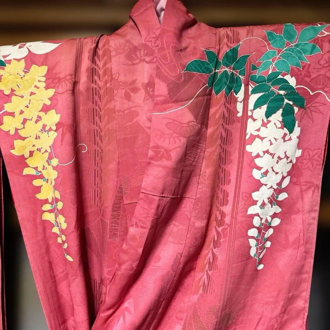 中振袖　アンティーク　正絹　￼藤の花や蝶の柄　奥の柄は、古典柄　刺繍あり