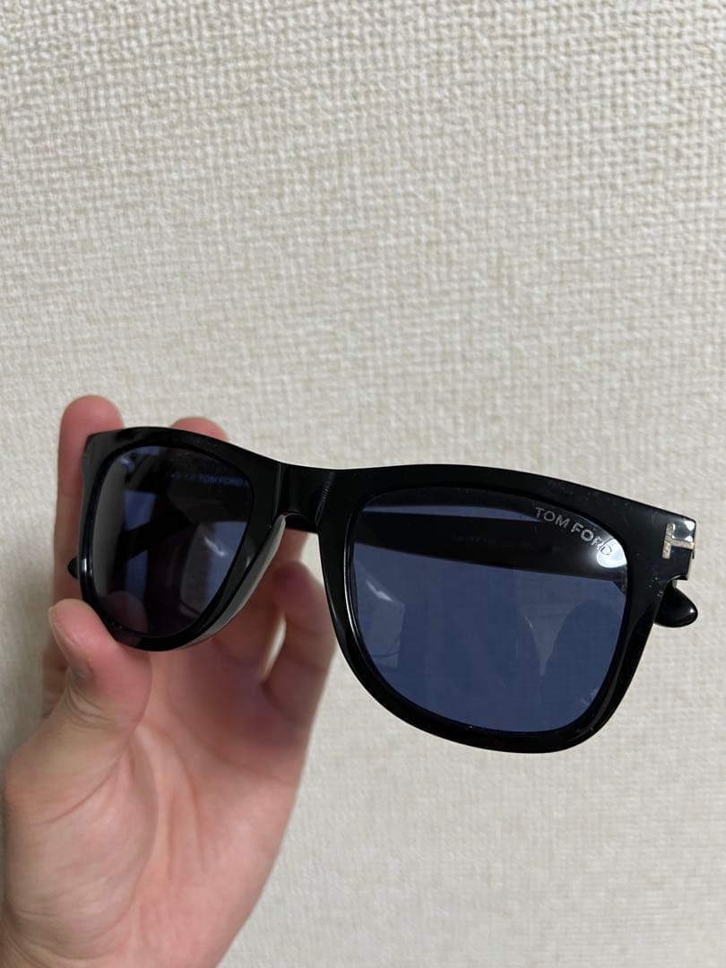 TOM FORD ブラックサングラス ブルーレンズ