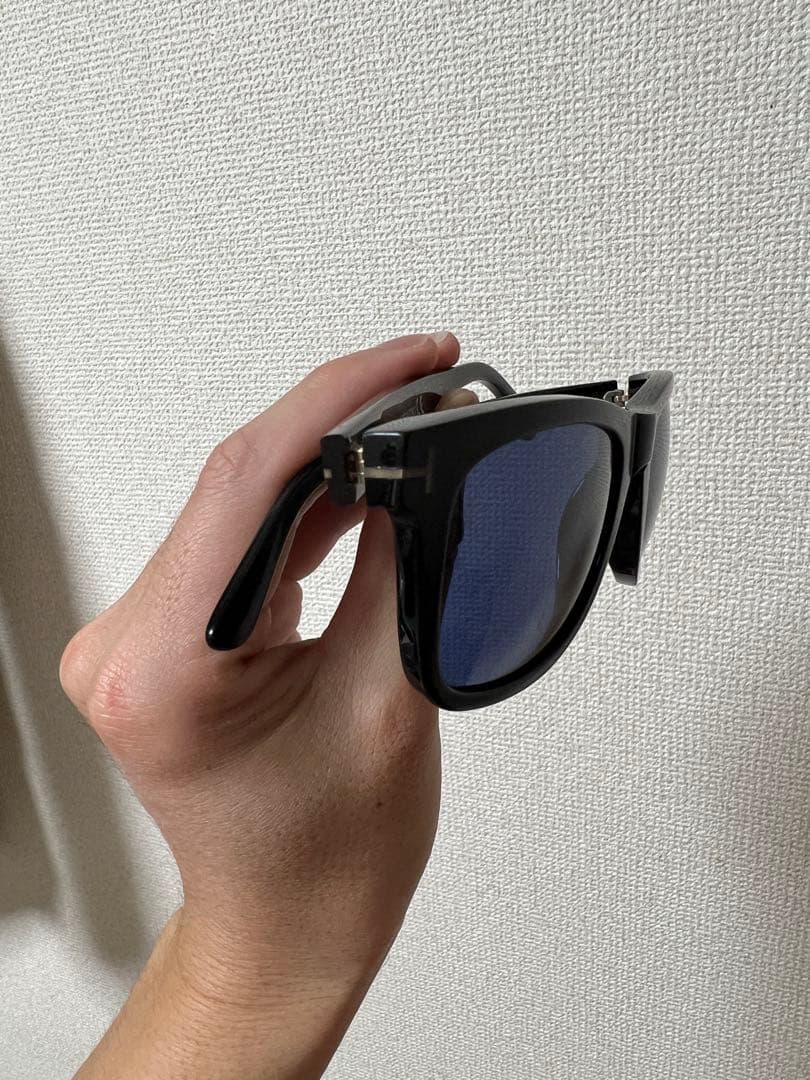 TOM FORD ブラックサングラス ブルーレンズ