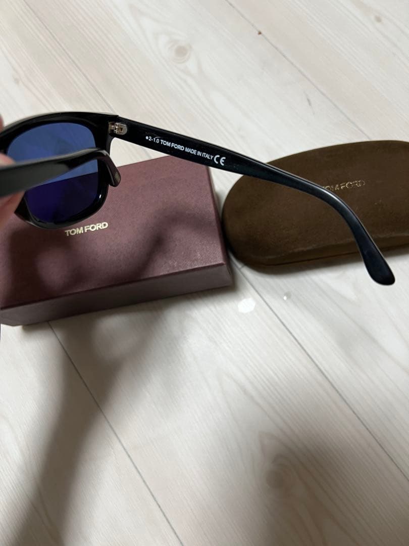 TOM FORD ブラックサングラス ブルーレンズ