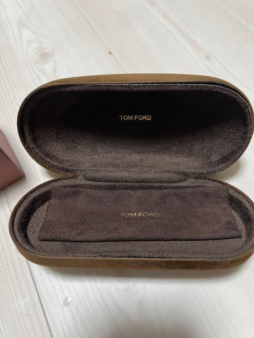 TOM FORD ブラックサングラス ブルーレンズ