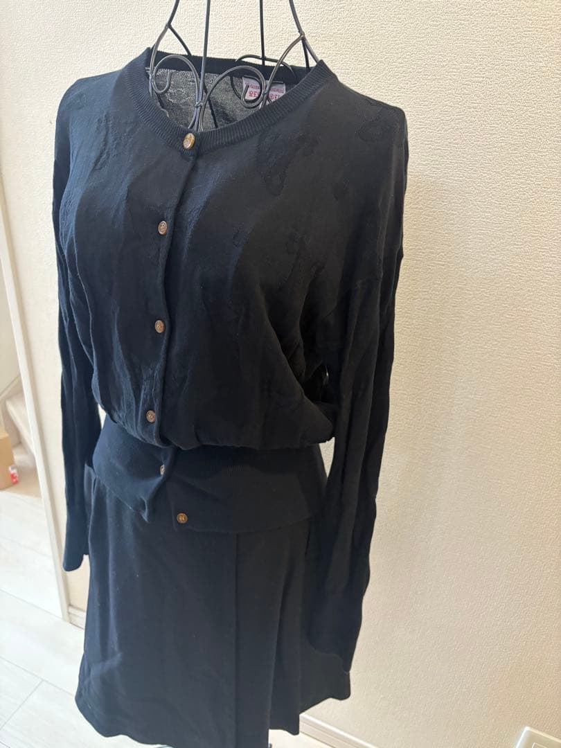 ⭐︎美品⭐︎ヴィヴィアンウエストウッド　黒いボタン付き長袖カーディガン可愛いオシャレ