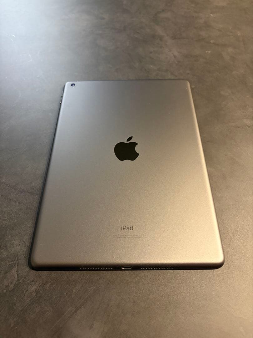 iPad 第7世代 32GB wifiモデル（iPadカバー、充電器等付き）