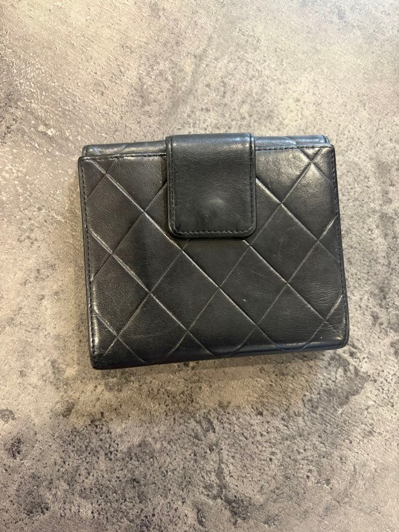 CHANEL ブラック 二つ折り財布 マトラッセキルティングレザー