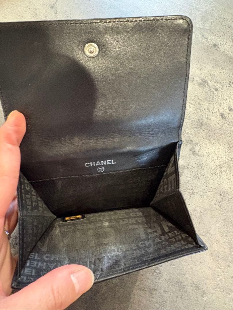 CHANEL ブラック 二つ折り財布 マトラッセキルティングレザー
