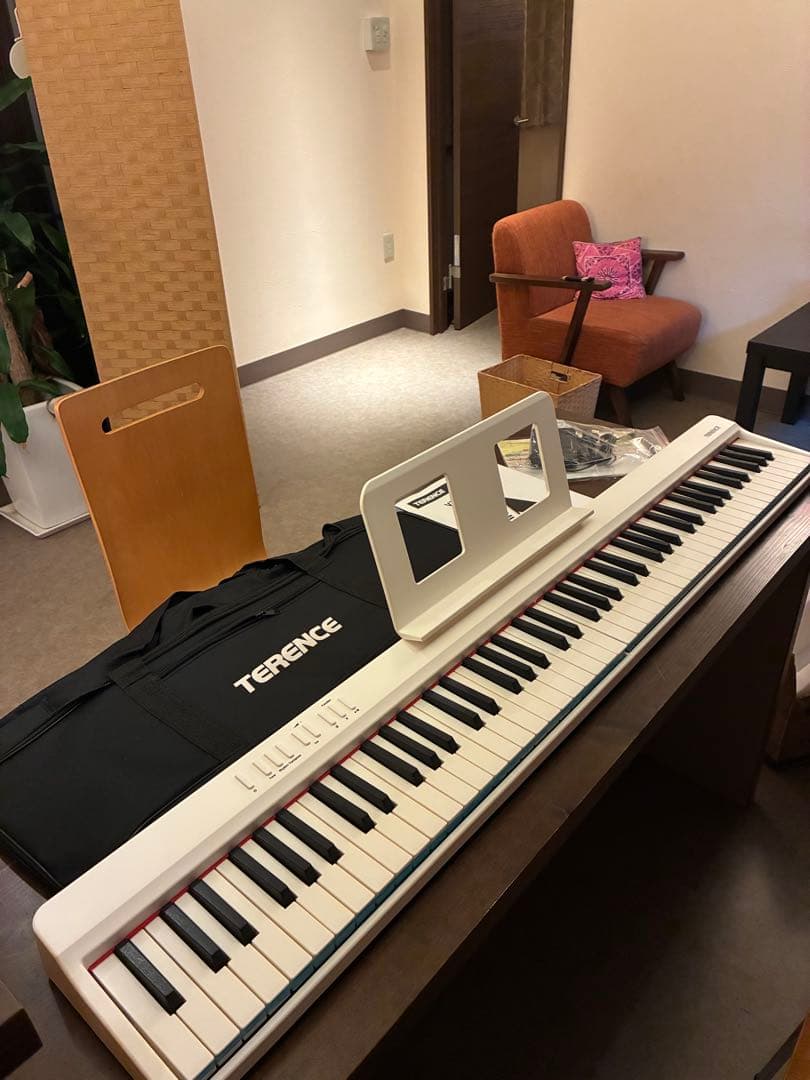電子ピアノ 88鍵盤 折りたたみ式 充電式 初心者向け　ホワイト