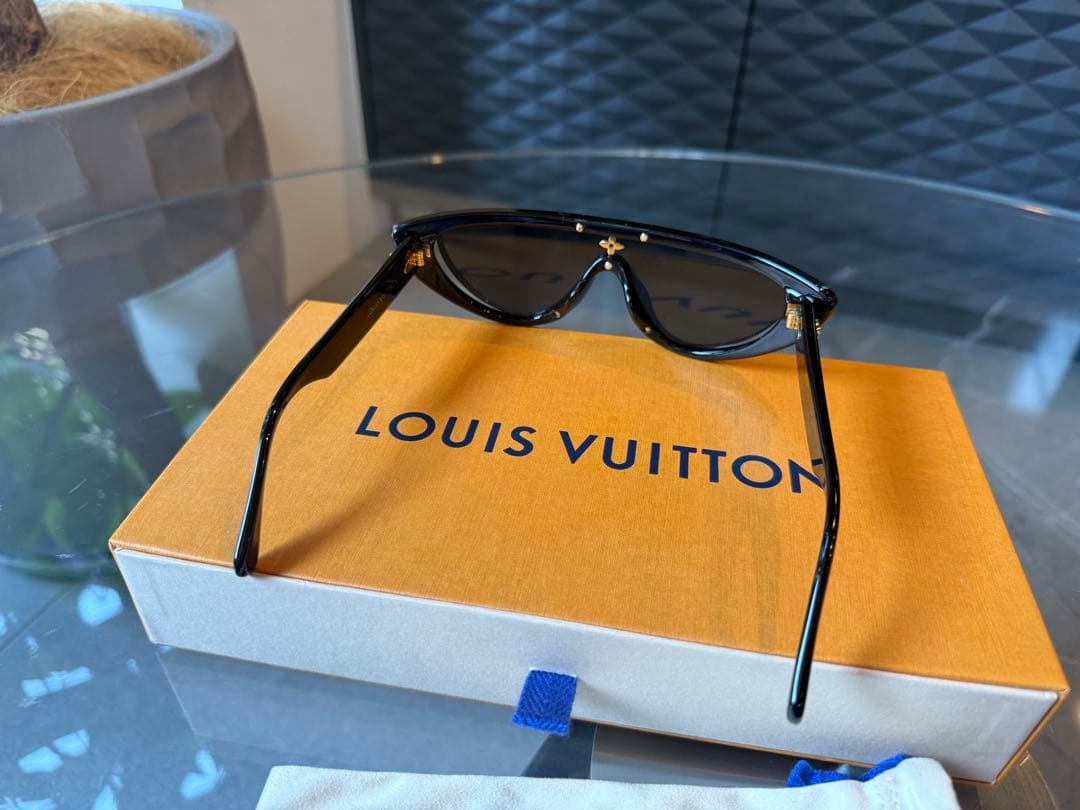 LOUIS VUITTON LV スプリット キャットアイ サングラス