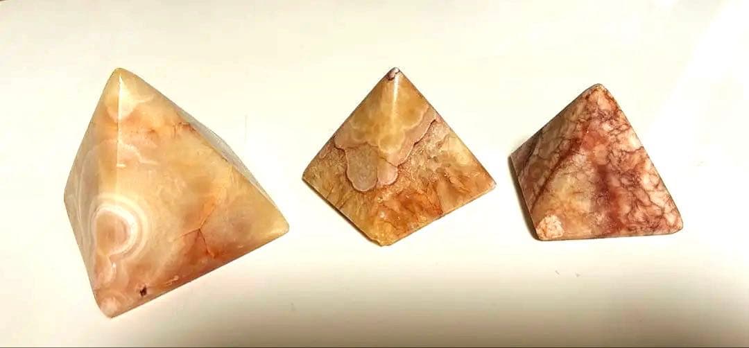 エジプトで購入した 天然石 ピラミッド型オブジェ3点セット
