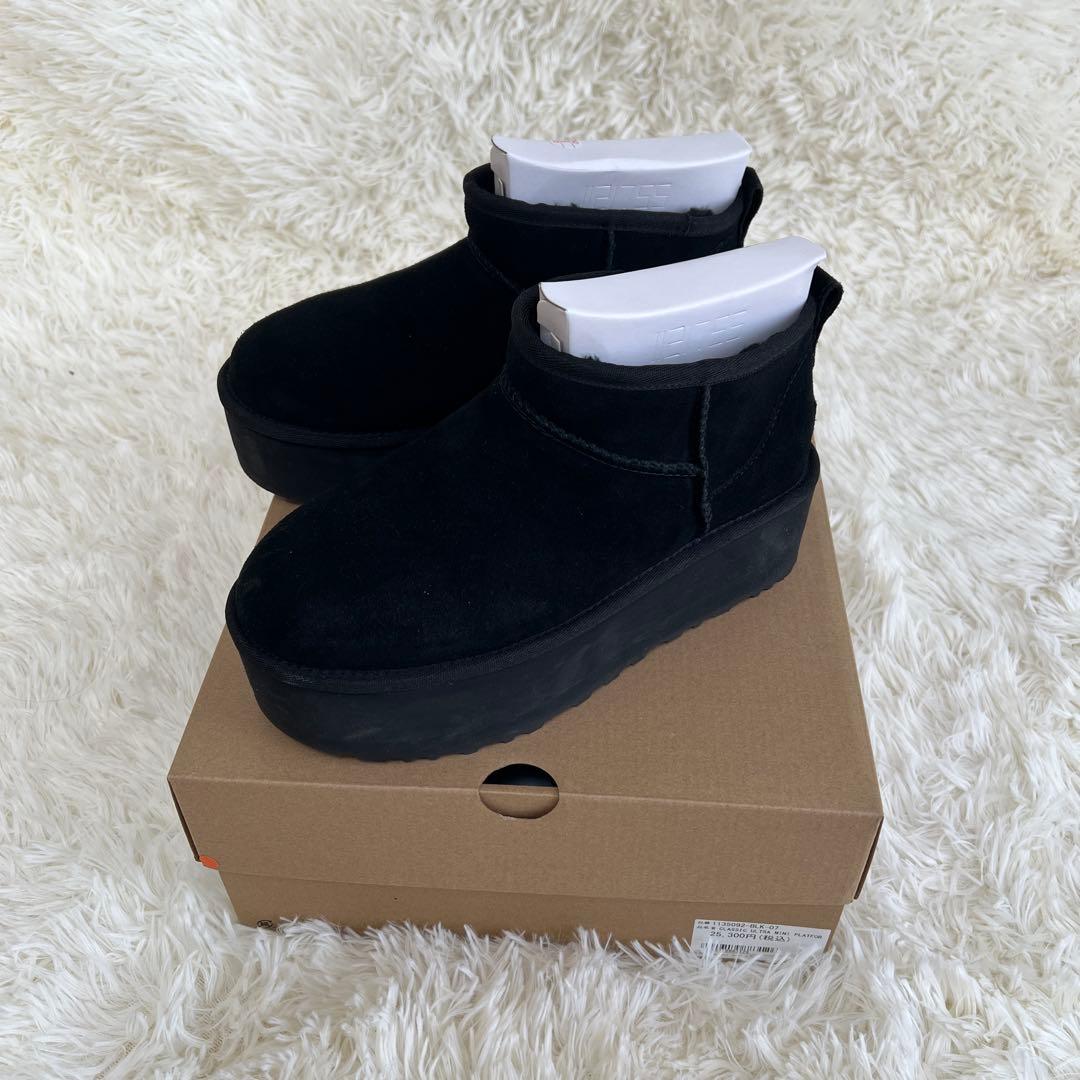 UGG クラシック ウルトラミニ プラットフォーム ムートンブーツ ブラック