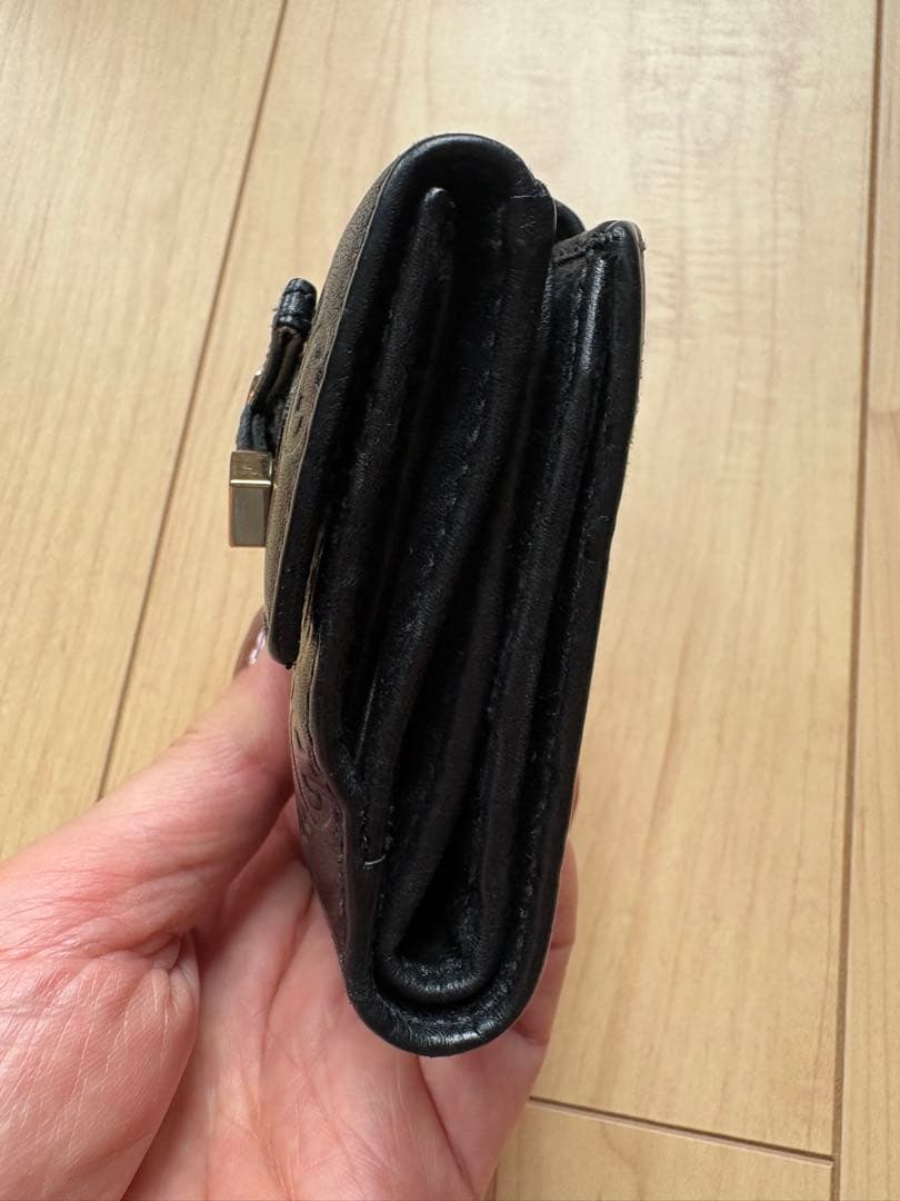 GUCCI ブラックレザー 二つ折り財布 GGシマ