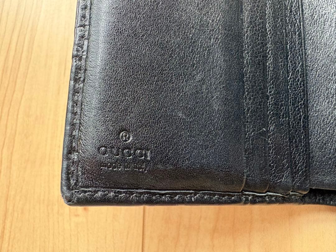 GUCCI ブラックレザー 二つ折り財布 GGシマ