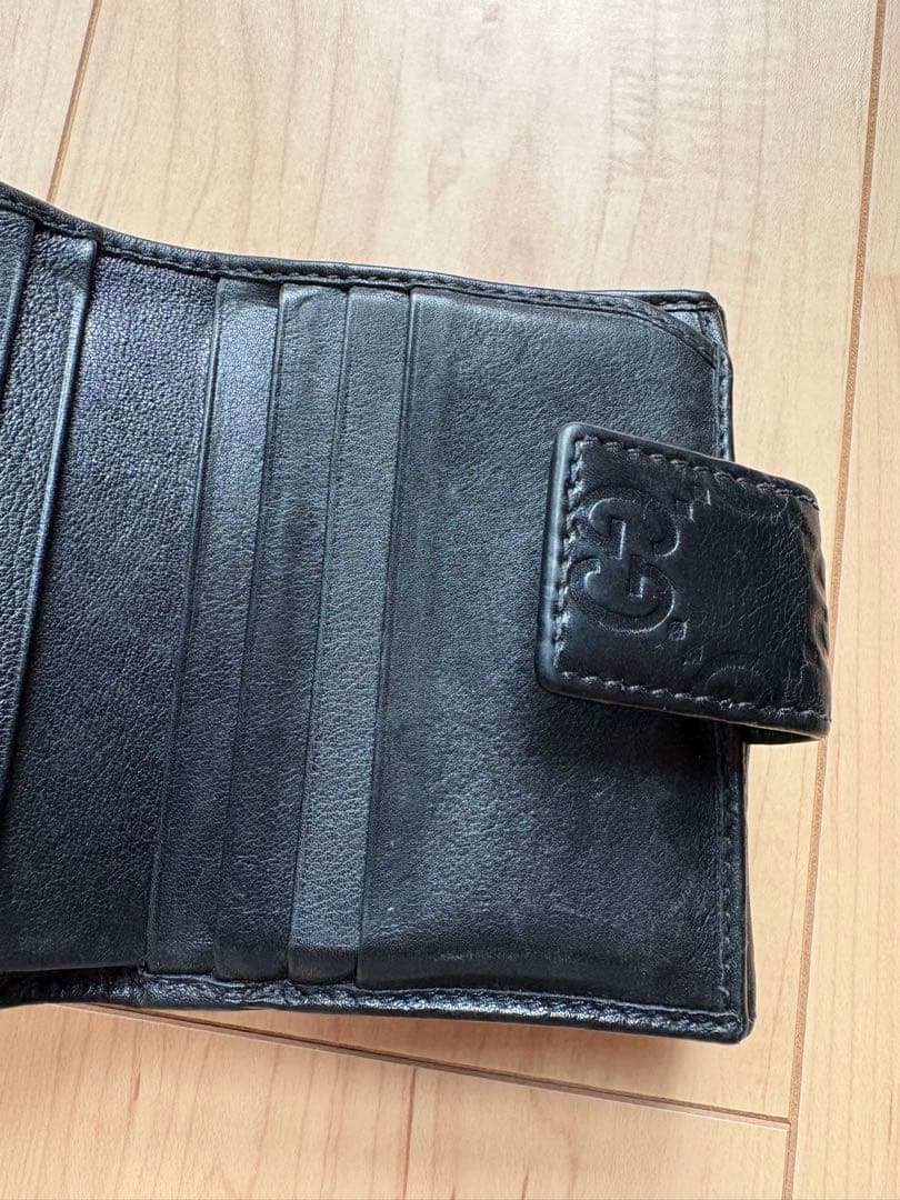 GUCCI ブラックレザー 二つ折り財布 GGシマ