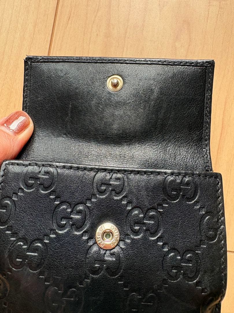 GUCCI ブラックレザー 二つ折り財布 GGシマ