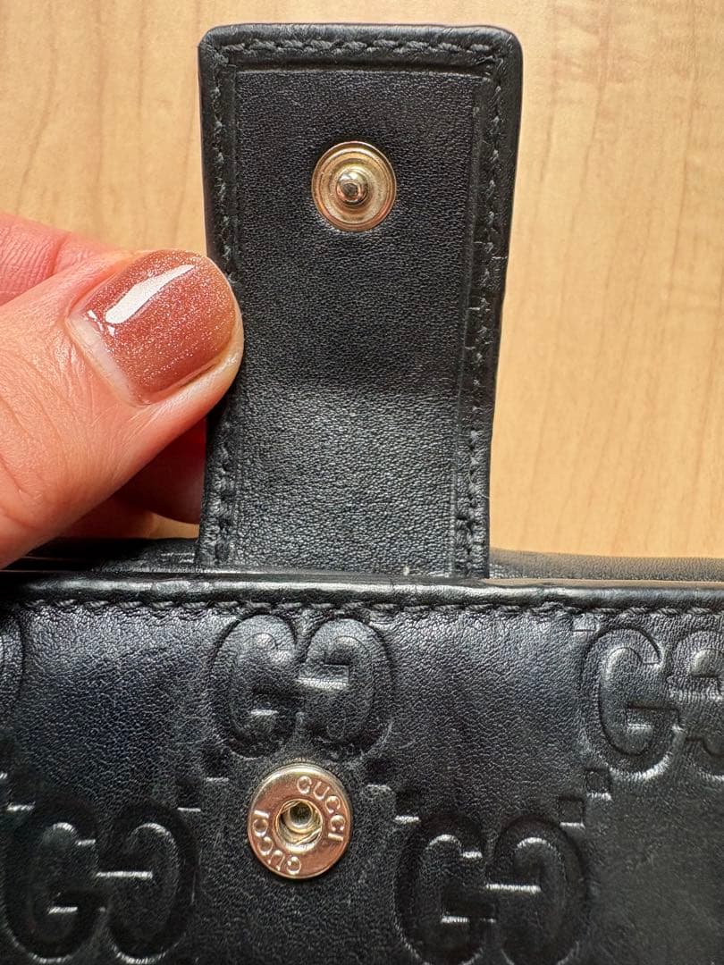 GUCCI ブラックレザー 二つ折り財布 GGシマ